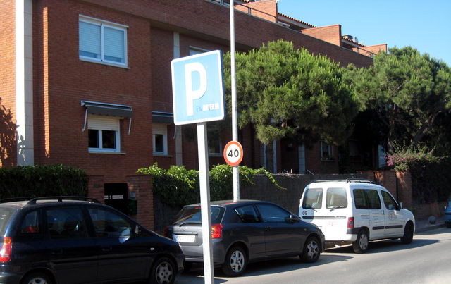 Senyal d'aparcament en bateria en bon estat al carrer Calafell de Gav Mar (1 de Juny de 2009)